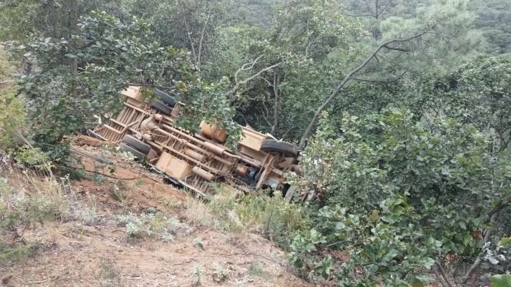 Reportan 29 lesionados por volcadura de autobús en Peñoles