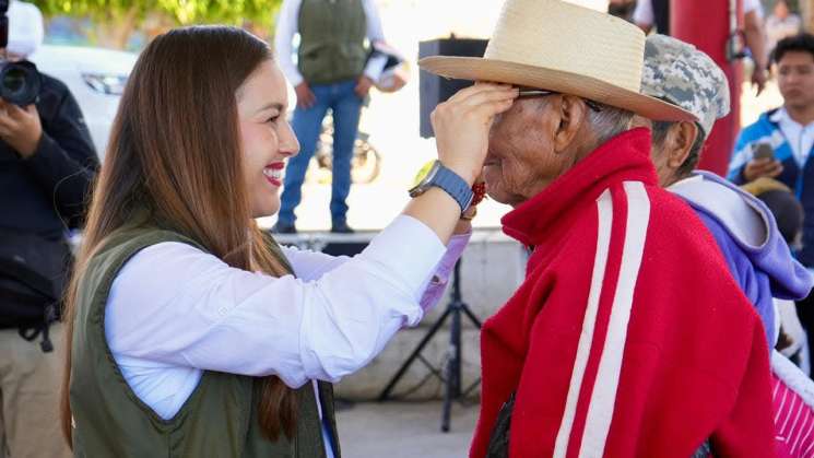 Entregan apoyos alimentarios y lentes en Oaxaca de Juárez