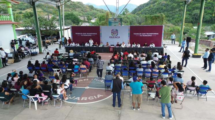 Mezacaleros de Lajarcia, reciben apoyos estatales