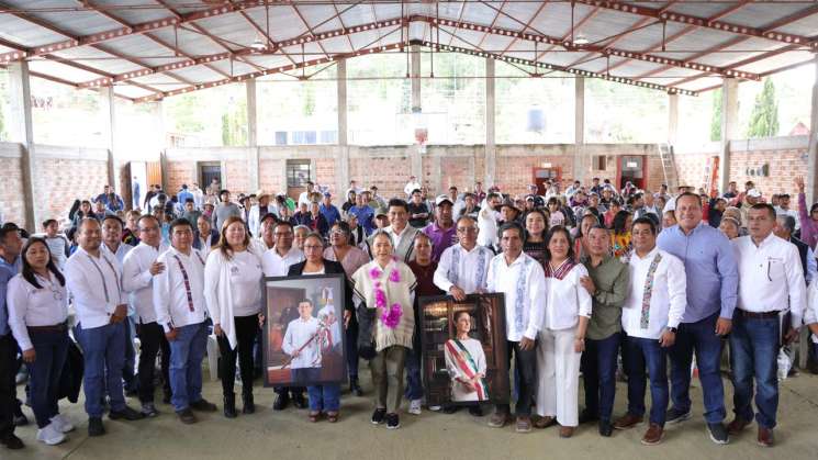 Entrega Salomón Jara camino realizado con tequio en Huamelúlpam