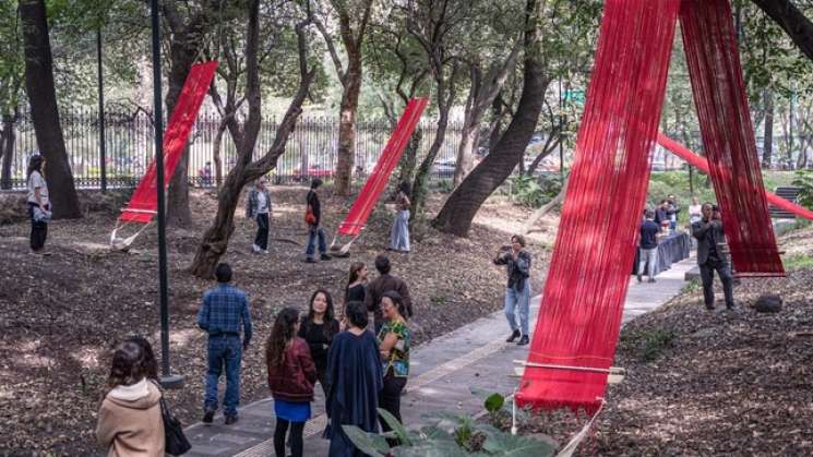 La artísta María Sosa horra el telar de cintura de las ancestras