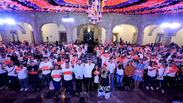 Salomón Jara beneficia a 1,500 jóvenes con beca Mi Primera Chamba