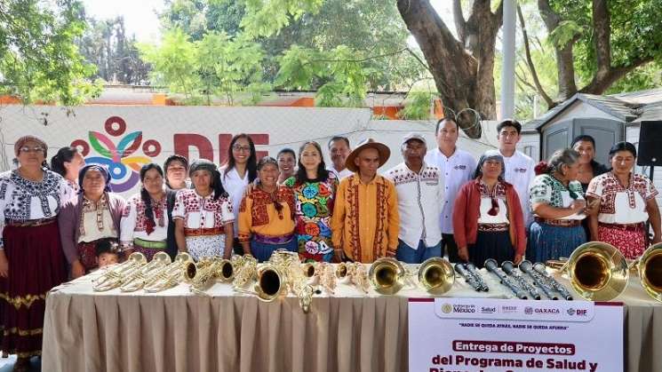 Irma Bolaños entrega instrumentos musicales a bandas infantiles
