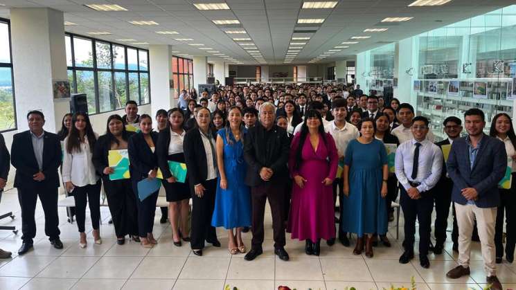 Entrega UTVCO títulos profesionales a más de 200 egresad@s