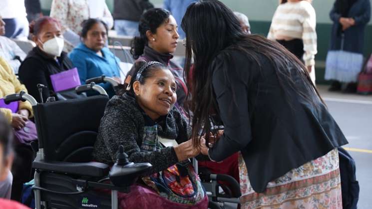 DIF Estatal  entrega 19i0 apoyos a personas con discapacidad