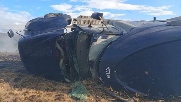 Bomberos atienden volcadura de trailer en La Ventosa