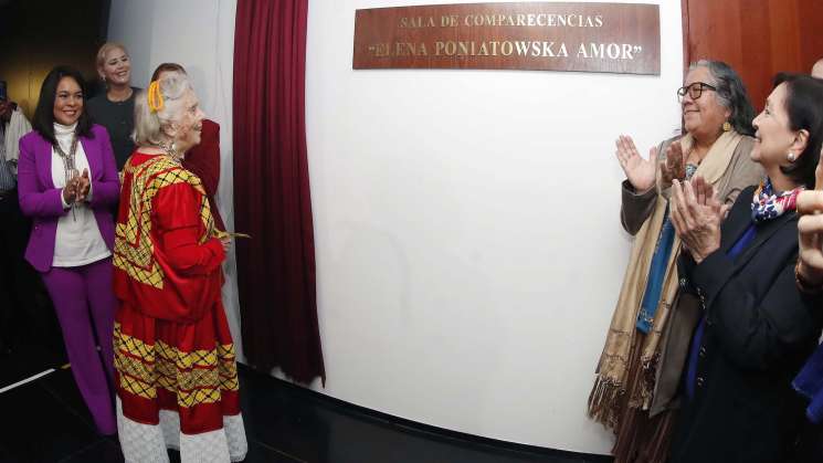 Nombre de Elena Poniatowska queda en sala del Senado