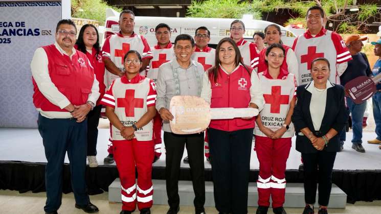 Entrega Salomón Jara 21 Ambulancias a municipios y Cruz Roja