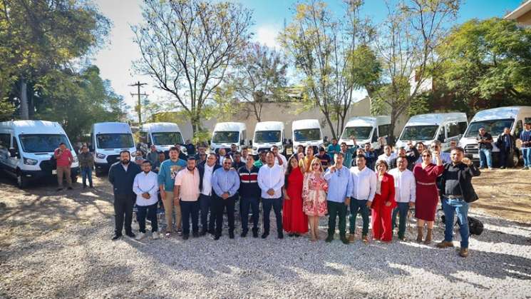 IEEPO entrega camionetas a 11 Escuelas Normales de Oaxaca