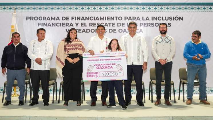 Entrega Salomón Jara apoyos a 65  personas voceadoras