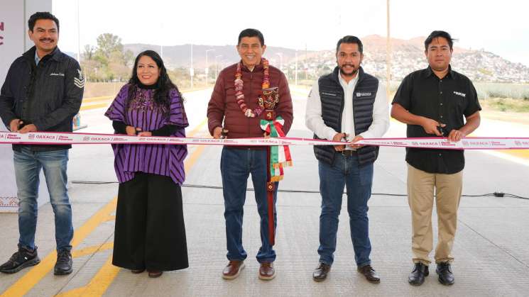 Salomón Jara entrega primera etap de vialidad al aeropuerto