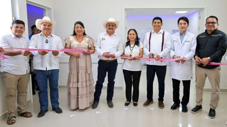 Salomón Jara entrega primer tomagráfo a hospital de Pochutla