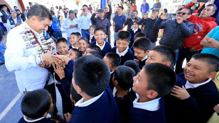 Salomón Jara entrega equipo de cómputo a escuelas de Guivini