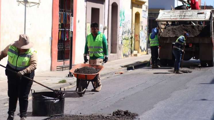 Municipio continúa bacheo en vialidades estratégicas