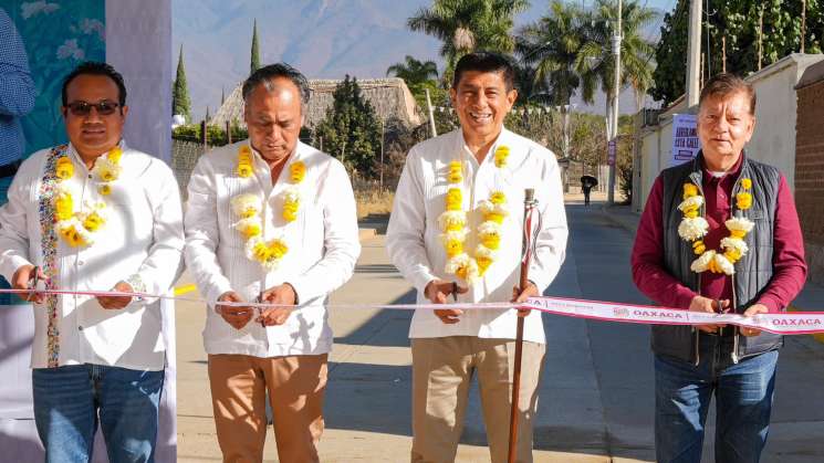 Salomón Jara entrega sistema de drenaje en Santa María El Tule