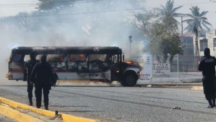 Por presunto cobro de piso, incendian autobús en Juchitán