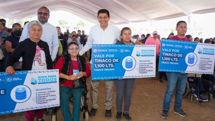 Ante el estiaje, Salomón Jara lleva mil 210 tinacos a colonias 