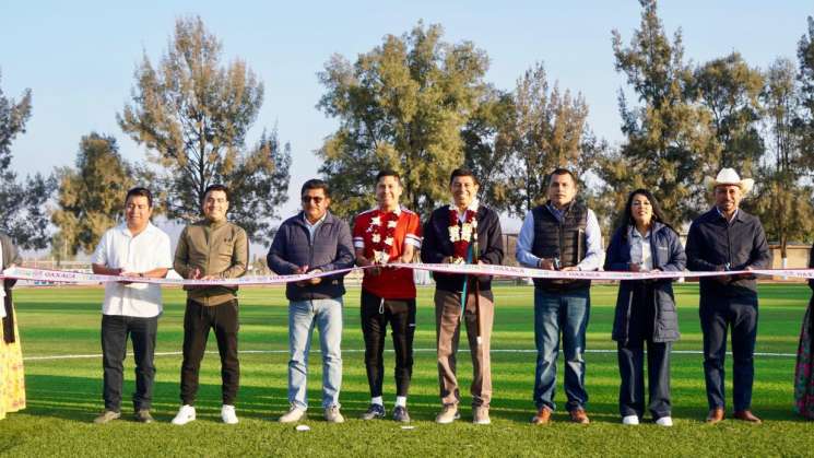 Cancha de futbol en Miahuatlán a favor de la paz: Salomón Jara