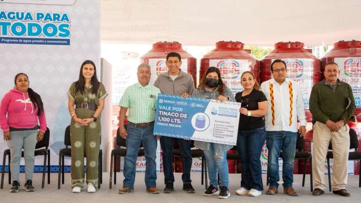 Entrega Salomón Jara tinacos en 3 agencias municipales