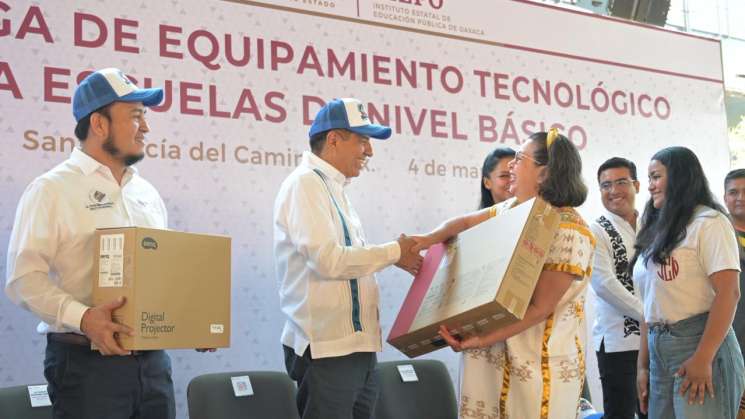 Salomón Jara entrega computadoras y proyectores a 262 escuelas