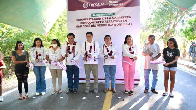 Entrega Salomón Jara  obras carretera en  la Costa