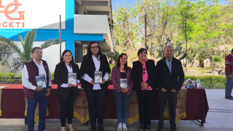 CETIS 24 rinde emotivo homenaje al periodista Wilfrido Hernández