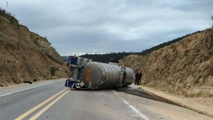 Cierran autopista Coacnopalan-Oaxaca por accidente de pipa