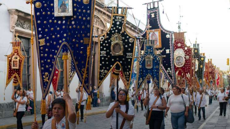 Semana Santa en Oaxaca: Procesión de Estandartes y Relicarios