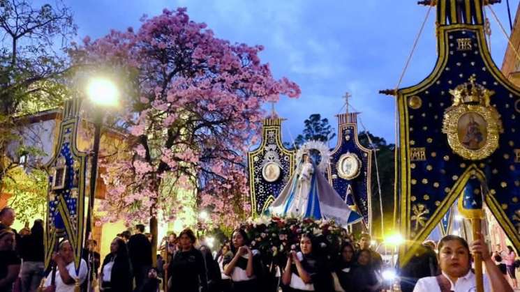 Feligresía  vive  la Procesión de Estandartes y Relicarios