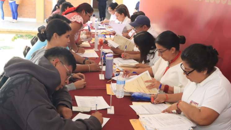 IEEPO recibe documentación de egresados normalistas