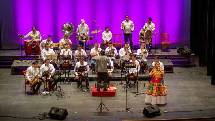Efusivo concierto de la Banda Princesa Donashii en el Alcalá
