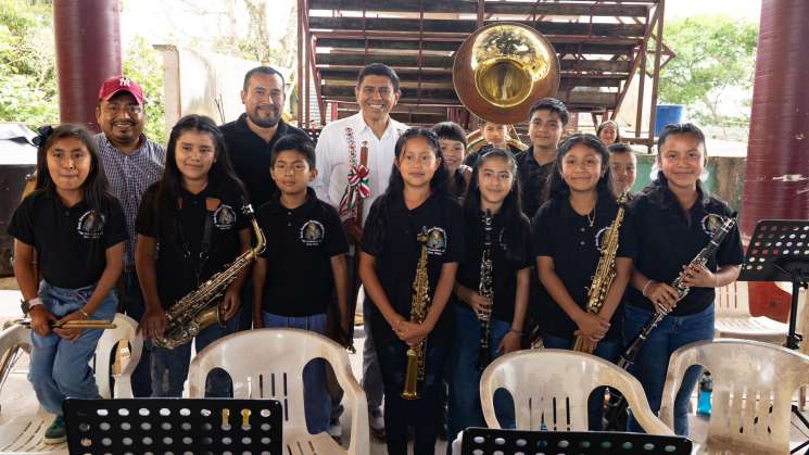 Pluma Hidalgo recibe aboras sociales y económicas