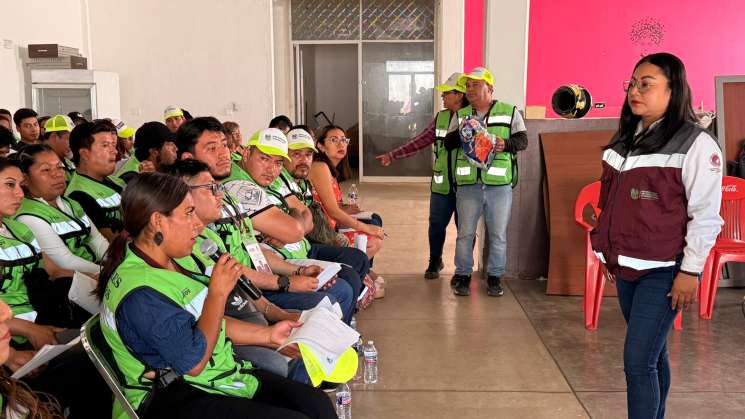 Capacitan a defensores municipales para atención del comercio