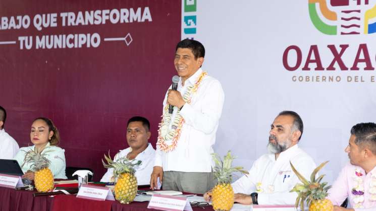 Sierra Sur recibe obras y apoyos de Salomón Jara