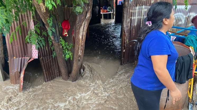 Por inundacines, Gobierno auxilia a familias en Tlacolula