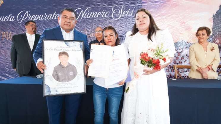 Se gradúan 299  estudiantes de la Preparatoria 6 de la UABJO
