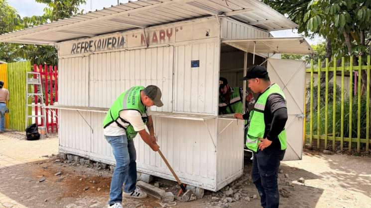 Municipio quita casetas irregulares en vía pública