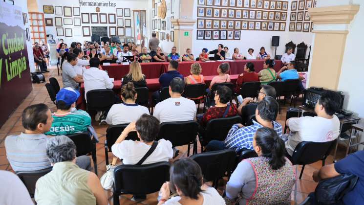 Ray Chagoya atiende necesidades en el Mercos 20 e Noviembre