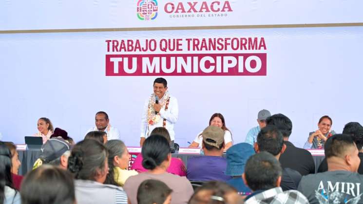 Salomón Jara entrega apoyo y obras sociales en Sierra Sur e Istmo