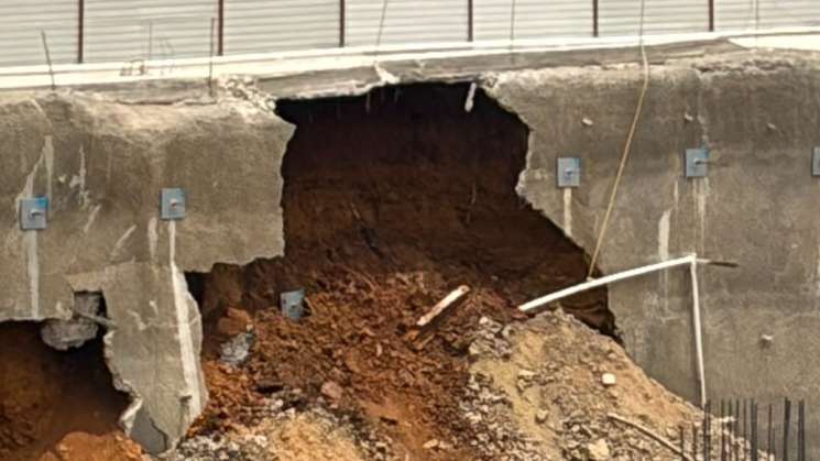 Denuncian grave desplome en un talud de obra de Fibra Danos